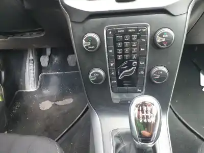 Vehicul casat volvo v40 kinetic al anului 2013 alimentat d5204t6