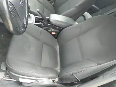 Vehicul casat volvo v40 kinetic al anului 2013 alimentat d5204t6