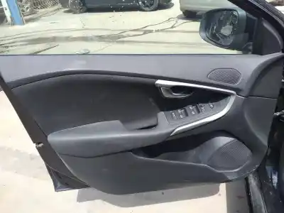 Vehicul casat volvo v40 kinetic al anului 2013 alimentat d5204t6