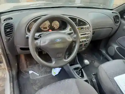 Veicolo di demolizione ford fiesta berlina (dx) ambiente dell'anno 2002 alimentato j4r