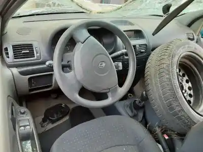 Scrapping Vehicle renault clio ii fase ii (b/cb0) confort dynamique of the year 2004 powered d4f