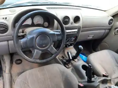 Véhicule à la ferraille jeep cherokee (kj) 2.5 crd 4x4 de l'année 2001 alimenté d99b