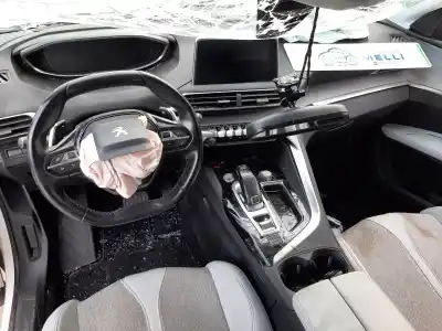 Veicolo di demolizione PEUGEOT 5008 Active dell'anno 2021 alimentato YH01