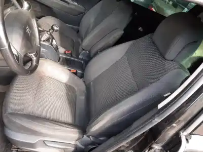 Veicolo di demolizione PEUGEOT 5008 Allure dell'anno 2016 alimentato AH01