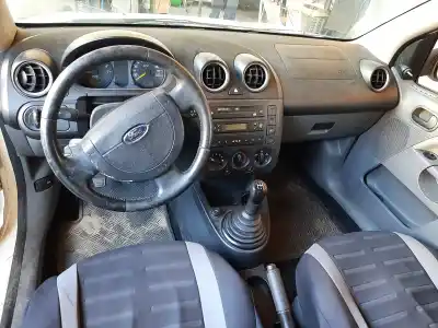 Veicolo di demolizione ford fiesta (cbk) ambiente dell'anno 2003 alimentato a9ja