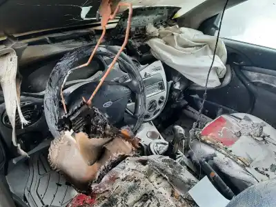 Veículo de Sucata ford focus berlina (cak) trend do ano 2001 alimentado fyd