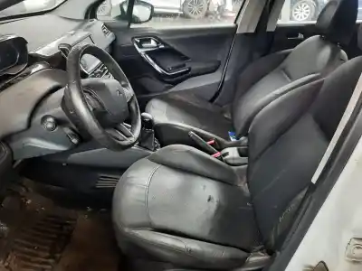Veículo de Sucata peugeot 208 active do ano 2001 alimentado 9h06