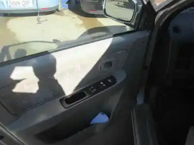 Sloopvoertuig kia carens 1.8 monovolumen van het jaar 2002 aangedreven g-tb