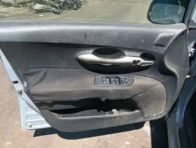 Veículo de Sucata toyota auris luna+ do ano 2001 alimentado 1ndtv