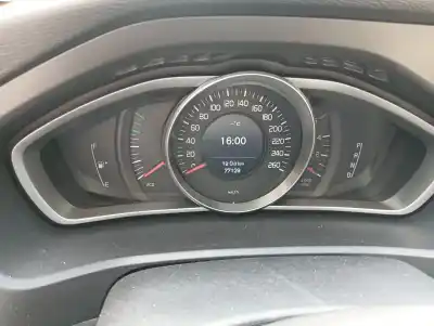 Véhicule à la ferraille volvo v40 kinetic de l'année 2014 alimenté d4162t