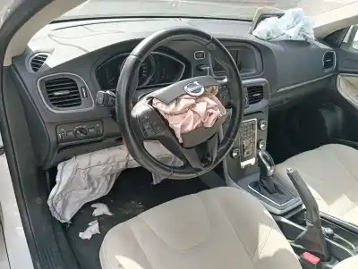 Véhicule à la ferraille volvo v40 kinetic de l'année 2014 alimenté d4162t