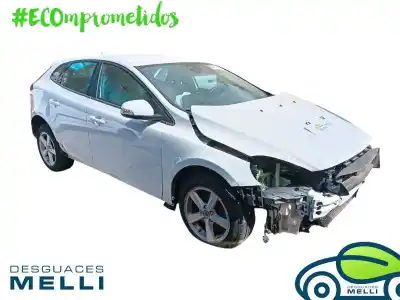 Véhicule à la ferraille volvo v40 kinetic de l'année 2014 alimenté d4162t