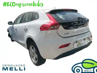 Véhicule à la ferraille volvo v40 kinetic de l'année 2014 alimenté d4162t