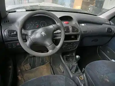 Sloopvoertuig peugeot 206 berlina xt van het jaar 2000 aangedreven rhy