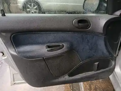 Sloopvoertuig peugeot 206 berlina xt van het jaar 2000 aangedreven rhy
