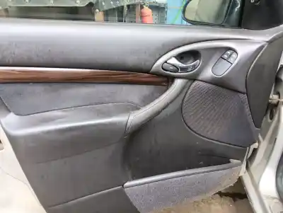 Sloopvoertuig ford focus berlina (cak) ghia van het jaar 1999 aangedreven eddc