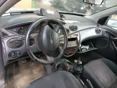 Sloopvoertuig ford focus berlina (cak) ghia van het jaar 1999 aangedreven eddc