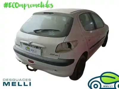 Véhicule à la ferraille peugeot 206 berlina x-line refri de l'année 2003 alimenté 8hx