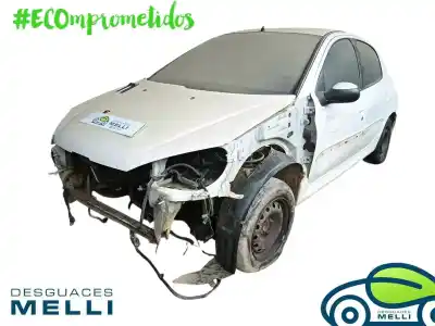 Véhicule à la ferraille peugeot 206 berlina x-line refri de l'année 2003 alimenté 8hx