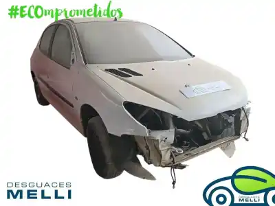 Véhicule à la ferraille peugeot 206 berlina x-line refri de l'année 2003 alimenté 8hx