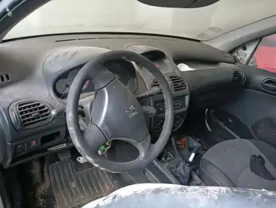 Véhicule à la ferraille peugeot 206 berlina x-line refri de l'année 2003 alimenté 8hx