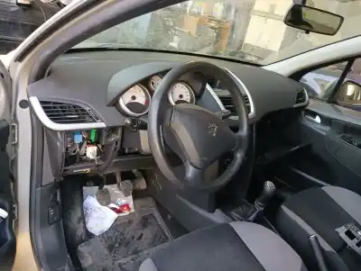 Veículo de Sucata peugeot 207 confort do ano 2001 alimentado kfv