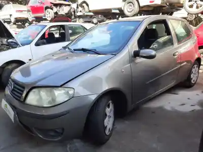 Véhicule à la ferraille FIAT PUNTO BERLINA (188)  de l'année 2001 alimenté 188A9000