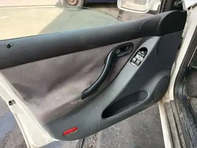 Здавання транспортного засобу seat leon (1m1) stella року 2002 потужний azd
