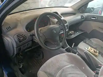 Sloopvoertuig peugeot 206 berlina xt van het jaar 2005 aangedreven 8hz