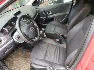 Veículo de Sucata renault clio iii emotion do ano 2001 alimentado k9k768