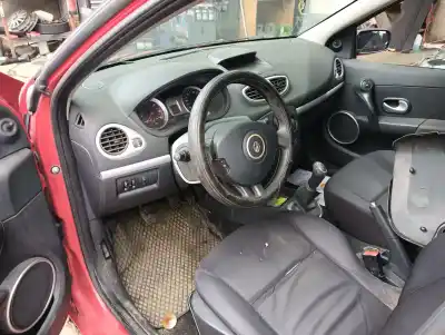 Veículo de Sucata renault clio iii emotion do ano 2001 alimentado k9k768