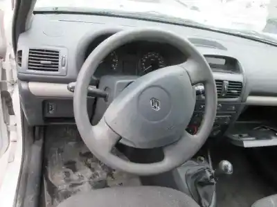 Véhicule à la ferraille RENAULT                                            CLIO II FASE II (B/CB0)                                                                                                                                                                                                                                    Authentique                                                                                                                                                                                                                                                de l'année 2004 alimenté D4F722
