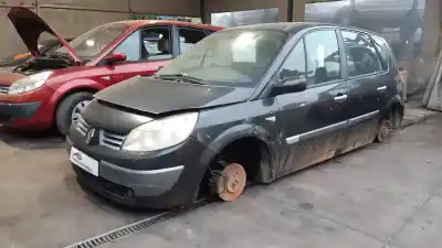 Véhicule à la ferraille RENAULT SCENIC II Confort Dynamique de l'année 2001 alimenté F9Q812