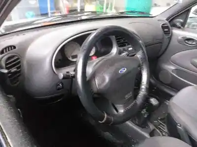 Sloopvoertuig ford fiesta berlina (dx) ambiente van het jaar 2002 aangedreven j4r