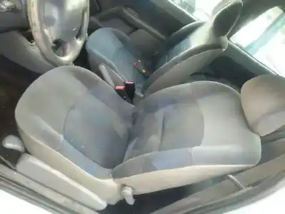 Здавання транспортного засобу renault clio ii fase ii (b/cb0) expression року 2001 потужний g/def