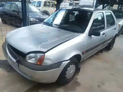 Sloopvoertuig ford fiesta berlina (dx) ambiente van het jaar 2000 aangedreven rtd
