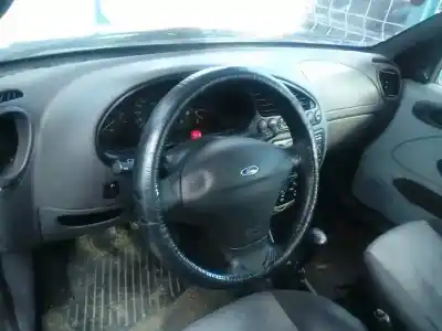 Sloopvoertuig ford fiesta berlina (dx) ambiente van het jaar 2000 aangedreven rtd