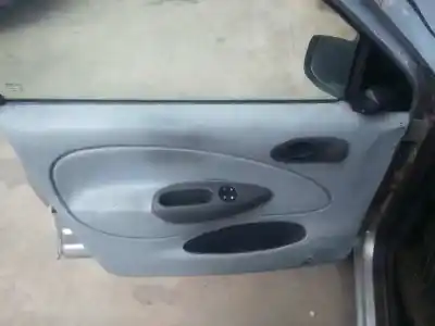 Sloopvoertuig ford fiesta berlina (dx) ambiente van het jaar 2000 aangedreven rtd