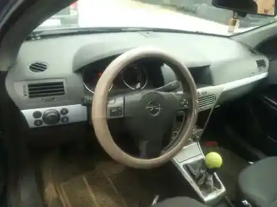 Sloopvoertuig opel astra h berlina cosmo van het jaar 2004 aangedreven g-z17dth