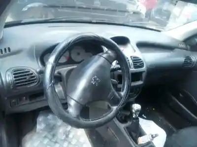 Sloopvoertuig peugeot 206 berlina xs van het jaar 2004 aangedreven rhy