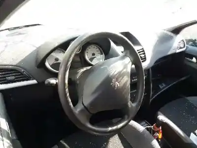 Veículo de Sucata peugeot 207 confort do ano 2009 alimentado d-8hz