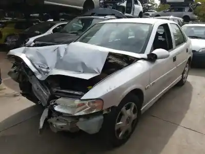 Sloopvoertuig OPEL VECTRA B BERLINA Comfort van het jaar 2001 aangedreven G-Z16XE