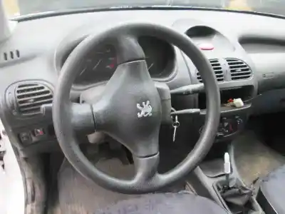 Здавання транспортного засобу peugeot 206 berlina x-line року 2000 потужний 