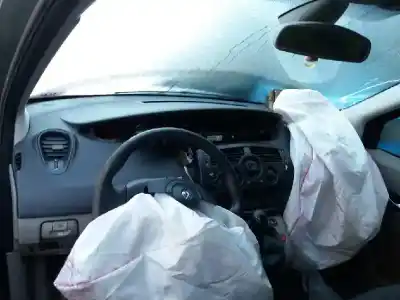 Veículo de Sucata renault scenic ii confort authentique 82 cv / 60 kw do ano 2004 alimentado k9k722