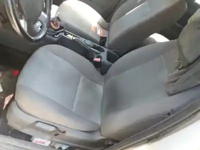 Véhicule à la ferraille ford focus berlina (cap) trend de l'année 2007 alimenté hhda