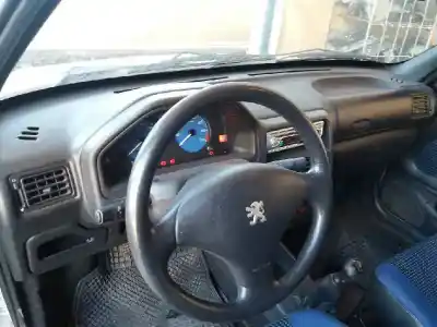 Vehicul casat peugeot 106 (s2) max al anului 2003 alimentat hfx