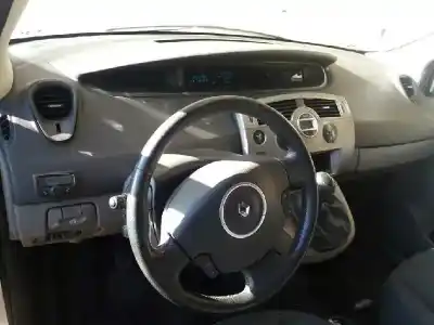 Véhicule à la ferraille RENAULT SCENIC II Grand Expression de l'année 2008 alimenté F9Q816