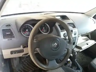 Veículo de Sucata renault megane ii berlina 5p confort expression do ano 2003 alimentado k4m760