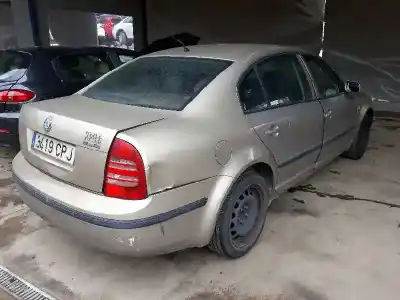 Véhicule à la ferraille SKODA SUPERB (3U4) Classic de l'année 2003 alimenté AWX