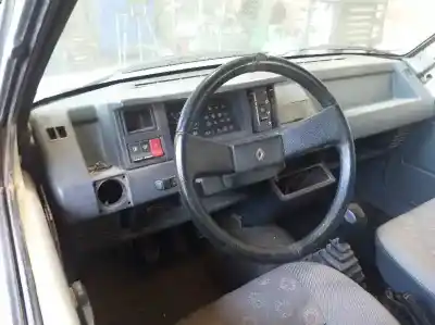 Vehículo de desguace RENAULT                                            5                                                                                                                                                                                                                                                          Le Car Autmático (R 1225/1227)                                                                                                                                                                                                                             del año 2001 con motor 